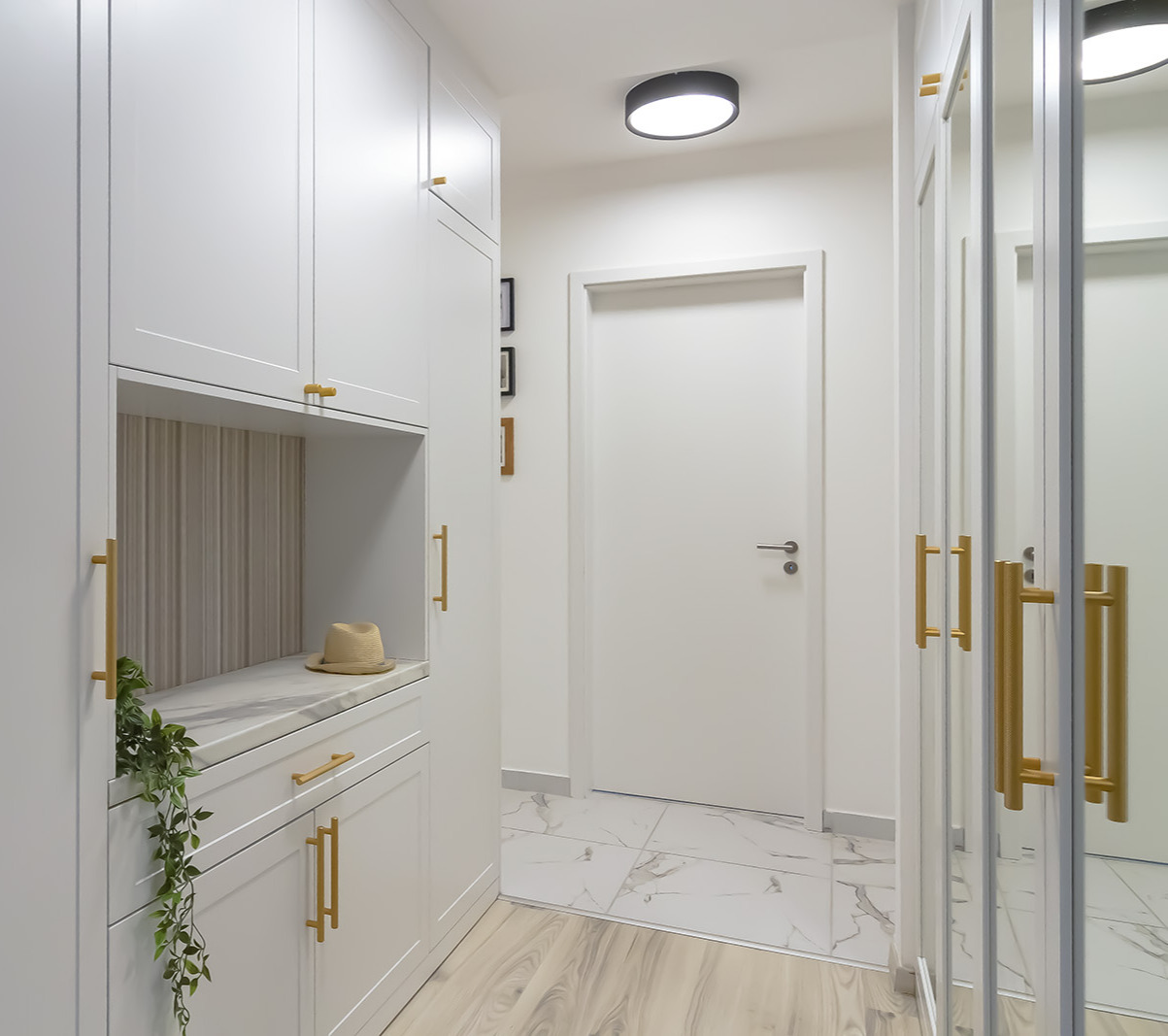 Modern előszoba bútor – cipősszekrény, fogas, tükör, előszobafal egyedi igényekre