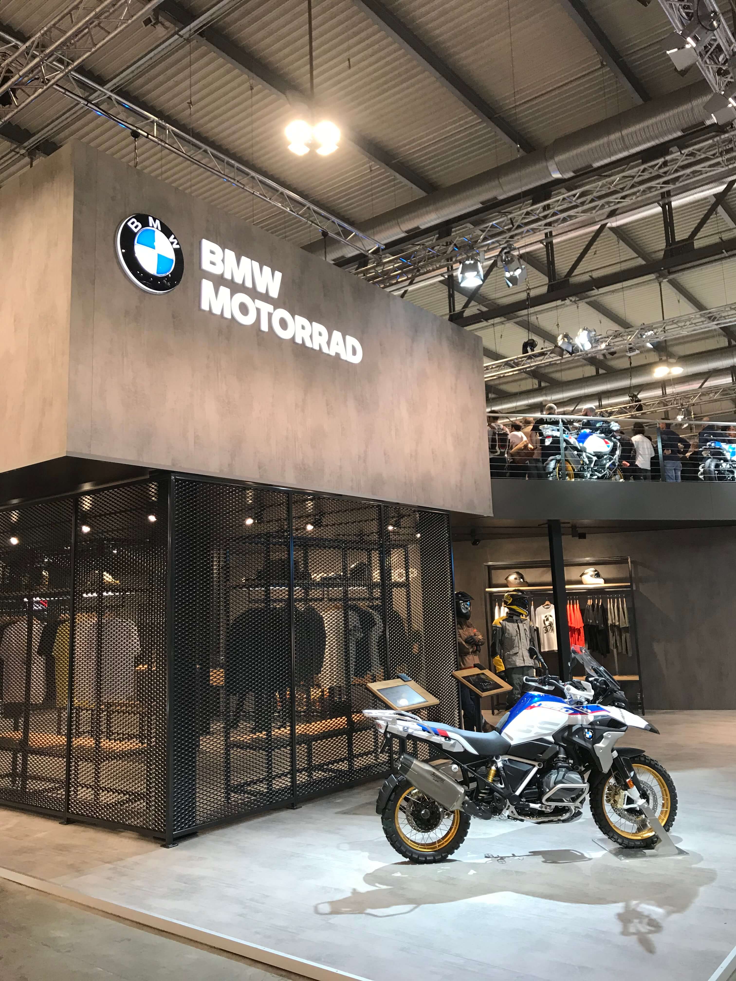 Közületi belsőépítészet – BMW Motorrad kiállítás
